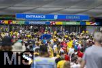 17.06.2024, Fussball UEFA EURO 2024, Vorrunde, Match 10, Rumnien - Ukraine, in der Fuball Arena Mnchen. Am Eingangsbereich strmen die Zuschauer zusammen.

