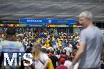 17.06.2024, Fussball UEFA EURO 2024, Vorrunde, Match 10, Rumnien - Ukraine, in der Fuball Arena Mnchen. Am Eingangsbereich strmen die Zuschauer zusammen.

