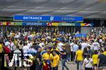 17.06.2024, Fussball UEFA EURO 2024, Vorrunde, Match 10, Rumnien - Ukraine, in der Fuball Arena Mnchen. Am Eingangsbereich strmen die Zuschauer zusammen.

