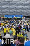 17.06.2024, Fussball UEFA EURO 2024, Vorrunde, Match 10, Rumnien - Ukraine, in der Fuball Arena Mnchen. Am Eingangsbereich strmen die Zuschauer zusammen.

