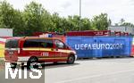 17.06.2024, Fussball UEFA EURO 2024, Vorrunde, Match 10, Rumnien - Ukraine, in der Fuball Arena Mnchen.  Vor dem Stadion stehen Einstzwagen der Feuerwehr Mnchen bereit.
