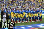 17.06.2024, Fussball UEFA EURO 2024, Vorrunde, Match 10, Rumnien - Ukraine, in der Fuball Arena Mnchen. Ukrainische Mannschaft bei der Nationalhymne mit der Landesflagge um die Schultern.

