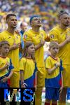 17.06.2024, Fussball UEFA EURO 2024, Vorrunde, Match 10, Rumnien - Ukraine, in der Fuball Arena Mnchen. Hymne, mitte: Andrei Ratiu (Rumnien) 

