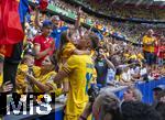 17.06.2024, Fussball UEFA EURO 2024, Vorrunde, Match 10, Rumnien - Ukraine, in der Fuball Arena Mnchen. Schlussjubel, Denis Dragus (Rumnien) bei seiner Familie, seine Tochter weint vor Glck.

