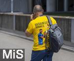 17.06.2024, Fussball UEFA EURO 2024, Vorrunde, Match 10, Rumnien - Ukraine, in der Fuball Arena Mnchen. Reporter mit Shirt: Ukrainischer Sommer 

