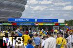 17.06.2024, Fussball UEFA EURO 2024, Vorrunde, Match 10, Rumnien - Ukraine, in der Fuball Arena Mnchen. Am Eingangsbereich strmen die Zuschauer zusammen.
 
