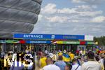 17.06.2024, Fussball UEFA EURO 2024, Vorrunde, Match 10, Rumnien - Ukraine, in der Fuball Arena Mnchen. Am Eingangsbereich strmen die Zuschauer zusammen.
 
