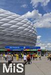 17.06.2024, Fussball UEFA EURO 2024, Vorrunde, Match 10, Rumnien - Ukraine, in der Fuball Arena Mnchen. Am Eingangsbereich strmen die Zuschauer zusammen.
 
