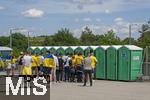 17.06.2024, Fussball UEFA EURO 2024, Vorrunde, Match 10, Rumnien - Ukraine, in der Fuball Arena Mnchen.  Dixiklos stehen fr die Zuschauer auf der Esplanade bereit.

