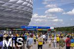 17.06.2024, Fussball UEFA EURO 2024, Vorrunde, Match 10, Rumnien - Ukraine, in der Fuball Arena Mnchen. Am Eingangsbereich strmen die Zuschauer zusammen.
 
