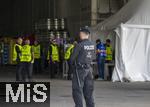 17.06.2024, Fussball UEFA EURO 2024, Vorrunde, Match 10, Rumnien - Ukraine, in der Fuball Arena Mnchen.  Polizist bewacht die Eingangskontrolle, bei dem auch Scanner wie am Flughafen eingesetzt werden um Taschen zu durchleuchten.

