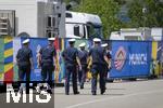 17.06.2024, Fussball UEFA EURO 2024, Vorrunde, Match 10, Rumnien - Ukraine, in der Fuball Arena Mnchen.  Polizeibeamte vor dem Stadion.

