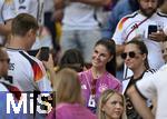 19.06.2024, Fussball UEFA EURO 2024, Vorrunde, 2.Spieltag, Deutschland - Ungarn, in der Stuttgart Arena. Selfies mit Lina Kimmich (mitte, Deutschland) sind heiss begehrt,

