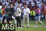 19.06.2024, Fussball UEFA EURO 2024, Vorrunde, 2.Spieltag, Deutschland - Ungarn, in der Stuttgart Arena. TV Experte Bastian Schweinsteiger (Deutschland) und Moderator Alexander Bommes (ARD Deutschland) moderieren am Mittelkreis

