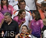 19.06.2024, Fussball UEFA EURO 2024, Vorrunde, 2.Spieltag, Deutschland - Ungarn, in der Stuttgart Arena. Lena Wurzenberger (Deutschland) die Freundin von Trainer Julian Nagelsmann (Deutschland) mit einem Mdchen.

