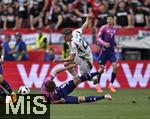 19.06.2024, Fussball UEFA EURO 2024, Vorrunde, 2.Spieltag, Deutschland - Ungarn, in der Stuttgart Arena.

v.l. Josua Kimmich (Deutschland) gegen Roland Sallai (Ungarn) 