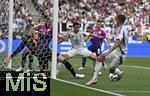 19.06.2024, Fussball UEFA EURO 2024, Vorrunde, 2.Spieltag, Deutschland - Ungarn, in der Stuttgart Arena. Torwart Manuel Neuer (Deutschland) wehrt den Ball ab.

