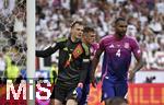 19.06.2024, Fussball UEFA EURO 2024, Vorrunde, 2.Spieltag, Deutschland - Ungarn, in der Stuttgart Arena. Torwart Manuel Neuer (Deutschland) wehrt den Ball ab und Josua Kimmich (Deutschland) und Jonathan Tah (Deutschland) loben ihn

