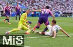 19.06.2024, Fussball UEFA EURO 2024, Vorrunde, 2.Spieltag, Deutschland - Ungarn, in der Stuttgart Arena. Ilkay Gndogan (Deutschland) gegen Torwart Peter Gulacsi (Ungarn) 

