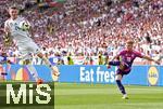 19.06.2024, Fussball UEFA EURO 2024, Vorrunde, 2.Spieltag, Deutschland - Ungarn, in der Stuttgart Arena. v.l. Bendeguz Bolla (Ungarn) gegen Maximilian Mittelstdt (Deutschland) 

