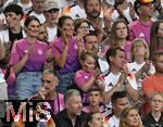 19.06.2024, Fussball UEFA EURO 2024, Vorrunde, 2.Spieltag, Deutschland - Ungarn, in der Stuttgart Arena. Lena Wurzenberger (Deutschland) die Freundin von Trainer Julian Nagelsmann (Deutschland) feuert die Mannschaft an

