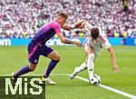 19.06.2024, Fussball UEFA EURO 2024, Vorrunde, 2.Spieltag, Deutschland - Ungarn, in der Stuttgart Arena. v.l. Toni Kroos (Deutschland) gegen Milos Kerkez (Ungarn) 

