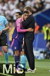 19.06.2024, Fussball UEFA EURO 2024, Vorrunde, 2.Spieltag, Deutschland - Ungarn, in der Stuttgart Arena. Trainer Julian Nagelsmann (Deutschland) herzt Jamal Musiala (Deutschland) bei der Auswechslung

