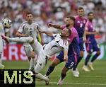 19.06.2024, Fussball UEFA EURO 2024, Vorrunde, 2.Spieltag, Deutschland - Ungarn, in der Stuttgart Arena. v.l. Attila Fiola (Ungarn) gegen Niclas Fllkrug (Deutschland) 

