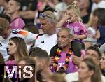 19.06.2024, Fussball UEFA EURO 2024, Vorrunde, 2.Spieltag, Deutschland - Ungarn, in der Stuttgart Arena. Hier mchte wohl jemand nicht fotografiert werden. Alicia Andrich (li) die Frau von Robert Andrich (Deutschland) 

