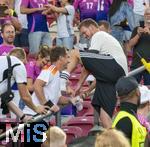 19.06.2024, Fussball UEFA EURO 2024, Vorrunde, 2.Spieltag, Deutschland - Ungarn, in der Stuttgart Arena. Trainer Julian Nagelsmann (Deutschland) klettert auf die Tribne

