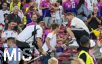 19.06.2024, Fussball UEFA EURO 2024, Vorrunde, 2.Spieltag, Deutschland - Ungarn, in der Stuttgart Arena. Trainer Julian Nagelsmann (Deutschland) klettert auf die Tribne

