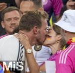 19.06.2024, Fussball UEFA EURO 2024, Vorrunde, 2.Spieltag, Deutschland - Ungarn, in der Stuttgart Arena. Lena Wurzenberger (Deutschland) die Freundin von Trainer Julian Nagelsmann (Deutschland) und Trainer Julian Nagelsmann (Deutschland) kssen sich

