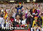 19.06.2024, Fussball UEFA EURO 2024, Vorrunde, 2.Spieltag, Deutschland - Ungarn, in der Stuttgart Arena.  Deutschlandfans aller Alterklassen feiern gemeinsam eine groe Party im Stadion.
