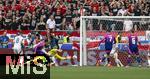 19.06.2024, Fussball UEFA EURO 2024, Vorrunde, 2.Spieltag, Deutschland - Ungarn, in der Stuttgart Arena. Torschuss zum 1:0 von Jamal Musiala (li, Deutschland) gegen Torwart Peter Gulacsi (Ungarn) 

