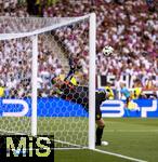 19.06.2024, Fussball UEFA EURO 2024, Vorrunde, 2.Spieltag, Deutschland - Ungarn, in der Stuttgart Arena. Torwart Manuel Neuer (Deutschland) hat den Ball abgewehrt  

