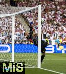 19.06.2024, Fussball UEFA EURO 2024, Vorrunde, 2.Spieltag, Deutschland - Ungarn, in der Stuttgart Arena. Torwart Manuel Neuer (Deutschland) hat den Ball abgewehrt  

