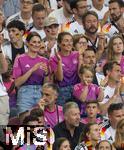 19.06.2024, Fussball UEFA EURO 2024, Vorrunde, 2.Spieltag, Deutschland - Ungarn, in der Stuttgart Arena. Lena Wurzenberger (mitte re , Deutschland) die Freundin von Trainer Julian Nagelsmann (Deutschland) auf der Tribne 
 
