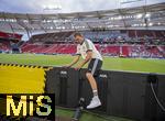 19.06.2024, Fussball UEFA EURO 2024, Vorrunde, 2.Spieltag, Deutschland - Ungarn, in der Stuttgart Arena. Trainer Julian Nagelsmann (Deutschland) kletter im weissen Adidas-Shirt nach dem Spiel ber die Bande zu seiner Familie

