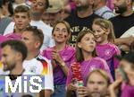 19.06.2024, Fussball UEFA EURO 2024, Vorrunde, 2.Spieltag, Deutschland - Ungarn, in der Stuttgart Arena. Lena Wurzenberger (mitte, Deutschland) die Freundin von Trainer Julian Nagelsmann (Deutschland) auf der Tribne 

