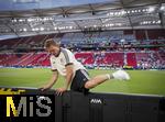 19.06.2024, Fussball UEFA EURO 2024, Vorrunde, 2.Spieltag, Deutschland - Ungarn, in der Stuttgart Arena. Trainer Julian Nagelsmann (Deutschland) kletter im weissen Adidas-Shirt nach dem Spiel ber die Bande zu seiner Familie

