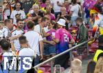 19.06.2024, Fussball UEFA EURO 2024, Vorrunde, 2.Spieltag, Deutschland - Ungarn, in der Stuttgart Arena. Trainer Julian Nagelsmann (Deutschland) im weissen Adidas-Shirt nach dem Spiel bei seinen Freunden und Verwandschaft auf der Tribne. Hier ksst er seine Freundin Lena Wurzenberger

