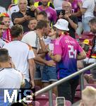 19.06.2024, Fussball UEFA EURO 2024, Vorrunde, 2.Spieltag, Deutschland - Ungarn, in der Stuttgart Arena. Trainer Julian Nagelsmann (Deutschland) im weissen Adidas-Shirt nach dem Spiel bei seinen Freunden und Verwandschaft auf der Tribne. Hier ksst er seine Freundin Lena Wurzenberger

