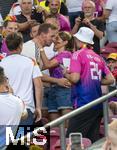 19.06.2024, Fussball UEFA EURO 2024, Vorrunde, 2.Spieltag, Deutschland - Ungarn, in der Stuttgart Arena. Trainer Julian Nagelsmann (Deutschland) im weissen Adidas-Shirt nach dem Spiel bei seinen Freunden und Verwandschaft auf der Tribne. Hier ksst er seine Freundin Lena Wurzenberger

