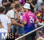 19.06.2024, Fussball UEFA EURO 2024, Vorrunde, 2.Spieltag, Deutschland - Ungarn, in der Stuttgart Arena. Trainer Julian Nagelsmann (Deutschland) im weissen Adidas-Shirt nach dem Spiel bei seinen Freunden und Verwandschaft auf der Tribne. Hier ksst er seine Freundin Lena Wurzenberger

