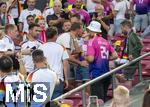 19.06.2024, Fussball UEFA EURO 2024, Vorrunde, 2.Spieltag, Deutschland - Ungarn, in der Stuttgart Arena. Trainer Julian Nagelsmann (Deutschland) im weissen Adidas-Shirt nach dem Spiel bei seinen Freunden und Verwandschaft auf der Tribne. Hier ksst er seine Freundin Lena Wurzenberger

