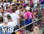 19.06.2024, Fussball UEFA EURO 2024, Vorrunde, 2.Spieltag, Deutschland - Ungarn, in der Stuttgart Arena. Trainer Julian Nagelsmann (Deutschland) im weissen Adidas-Shirt nach dem Spiel bei seinen Freunden und Verwandschaft auf der Tribne. Hier ksst er seine Freundin Lena Wurzenberger

