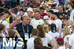 19.06.2024, Fussball UEFA EURO 2024, Vorrunde, 2.Spieltag, Deutschland - Ungarn, in der Stuttgart Arena. Trainer Julian Nagelsmann (Deutschland) im weissen Adidas-Shirt nach dem Spiel bei seinen Freunden und Verwandschaft auf der Tribne.

