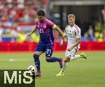 19.06.2024, Fussball UEFA EURO 2024, Vorrunde, 2.Spieltag, Deutschland - Ungarn, in der Stuttgart Arena. Ilkay Gndogan (Deutschland) am Ball gegen Andras Schfer (Ungarn) 

