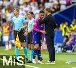 19.06.2024, Fussball UEFA EURO 2024, Vorrunde, 2.Spieltag, Deutschland - Ungarn, in der Stuttgart Arena. Jamal Musiala (Deutschland) wird nach seiner Auswechslung von Trainer Julian Nagelsmann (Deutschland) gedrckt 

