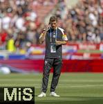 19.06.2024, Fussball UEFA EURO 2024, Vorrunde, 2.Spieltag, Deutschland - Ungarn, in der Stuttgart Arena. Thomas Mller (Deutschland) telefoniert vor dem Spiel auf dem Platz 

